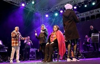 Kuşadası yeni yıla sokak partisiyle girdi