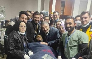 ADÜ sağlık ekibi depremin 261’inci saatindeki...