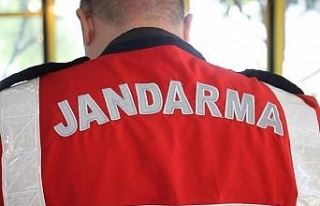 Aranan şahıslar jandarmadan kaçamadı