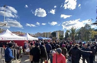 Atatürk Kent Meydanı’ndaki yardım yoğunluğu...
