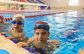 Aydın’da çocuklar yüzme öğrenmeye devam ediyor