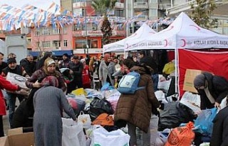 Binlerce kişi depremzedeler için meydana akın etti