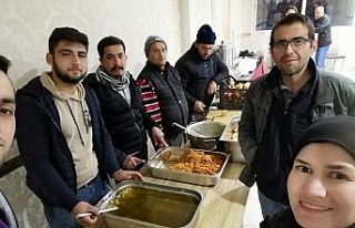 Deprem bölgesinde günde 10 bin kişilik yemek çıkarttı