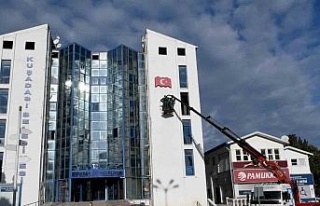 Kuşadası Belediyesi’nden Türk Bayrağı ve Atatürk...