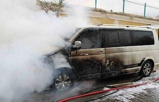 Seyir halindeki ticari araç, alev topuna döndü