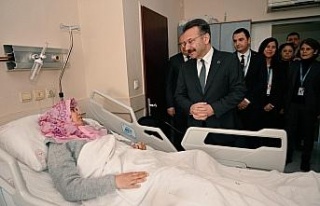 Vali Aksoy, Aydın’da tedavi gören depremzede vatandaşlarla...