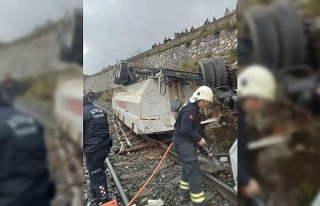 Devrilen kamyonun sürücüsü hayatını kaybetti