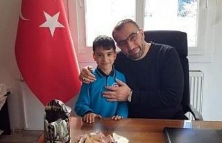 İlkokul öğrencisi kumbarasındaki parayı depremzedeler...