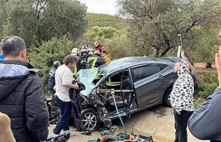 Kuşadası’nda iki araç kafa kafaya çarpıştı:...