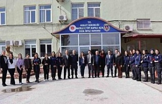 Nazilli’de cezaevindeki kadınlar unutulmadı