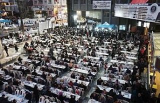 Nazilli’de ilk iftar Belediye Meydanı’nda yapıldı