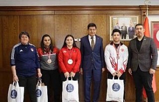 Başkan Özcan şampiyon sporcuları ağırladı