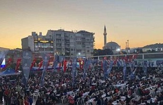 Büyükşehir’in iftar sofralarında vatandaşla...
