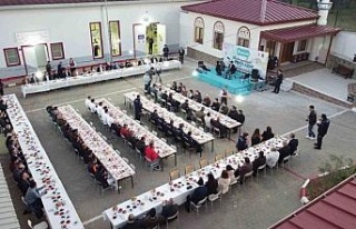 Hükümlülerin ilahileri protokolü mest etti