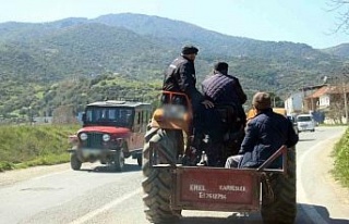 Traktör arkasında tehlikeli yolculuk