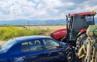 Traktör ile otomobil çarpıştı: 1 yaralı