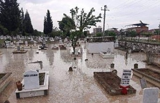 Aydın’daki sağanak yağış mezarlığı su içerisinde...