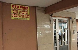 İzinsiz parklardan bıkan yönetici çareyi afiş...