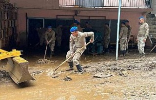 Jandarma ekiplerinden selzede vatandaşlara yardım...