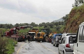 Kamyon şoförünün acelesi, trafiği felç etti