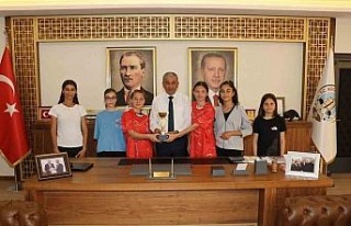 Kazandıkları kupayı başkan Kaplan’a hediye ettiler