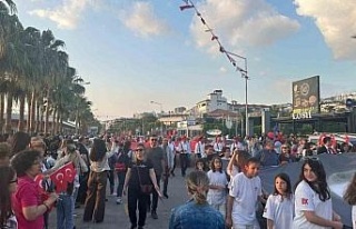 Kuşadası’nda vatandaşlardan coşkulu yürüyüş