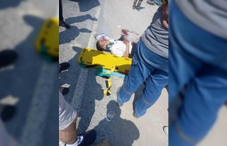 Motosiklet sürücüsü taklalar attı, çarpıştığı...