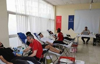 Üniversiteli gençler kan bağışına dikkat çekti