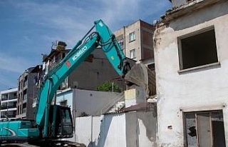 Kuşadası’nda depreme dayanıksız binalar yıkılıyor