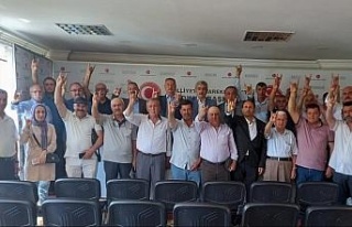 MHP’ye katılanlara rozetleri törenle takıldı