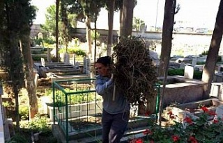 Söke Belediyesi’nden Bayram öncesi mezarlık temizlikleri