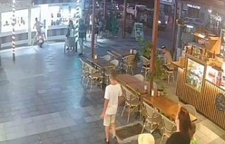 Alkollü turist motosikleti ile kuyumcu dükkanına...