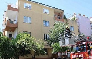 Çatıda tutuşan malzemeler, itfaiye ekiplerini harekete...
