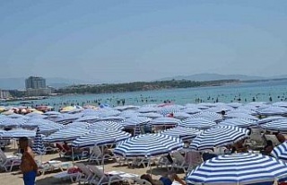 Didim’de sıcak hava bunalttı, tatilciler plaja...