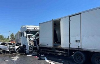 Kazada yaralanan kamyon sürücüsü hayatını kaybetti