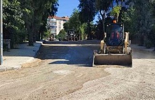 Kuşadası Belediyesi, yolları yeniliyor