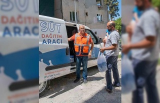 Kuşadası Belediyesi’nin süt desteği ile çocuklar...
