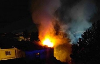 Kuşadası’ndaki yangında binanın çatısı çöktü