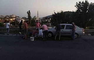 Otomobili kül olmaktan vatandaşlar kurtardı