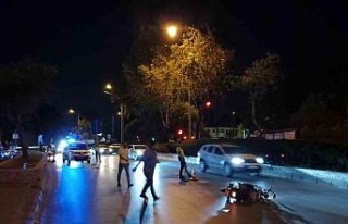 Refüje çarpan sürücü yaralandı