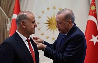Rozetini, Cumhurbaşkanı Erdoğan taktı