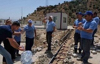 Sahada çalışan belediye işçileri Topuklu Efe’nin...