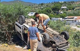 Söke’de virajı alamayan araç takla attı