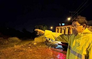 Başkan Özcan tüm ekipleriyle sahada vatandaşı...