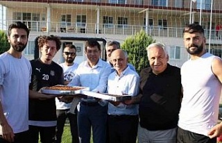Başkan Özcan’dan Nazilli Belediyespor’a baklavalı...