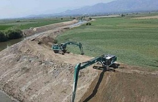 Büyük Menderes’te yatak temizleme çalışmaları...