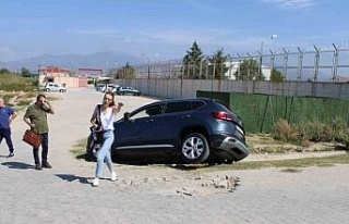 Direksiyon hakimiyetini kaybetti, aracıyla su kanalına...