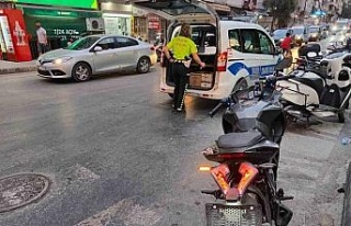 Otomobile arkadan çarpan plakasız motosiklet çalıntı...
