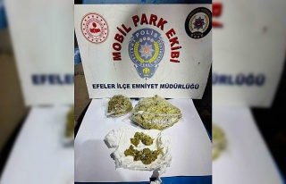 Uyuşturucu dolu poşetten kurtulmaya çalıştılar,...