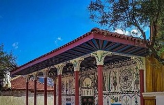 212 yıllık tarihi cami, kök boyası işlemeleriyle...